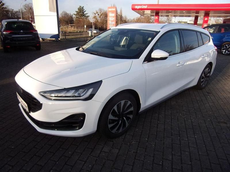 Weiß Gebraucht 2024 Ford Focus Titanium Limousine | 19.980 € (Superpreis) - Bild 1/4