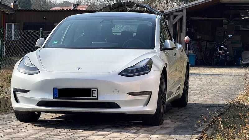 Second-hand Tesla Model 3 350 kW (476 CP) 2019 Alb Berlinǎ