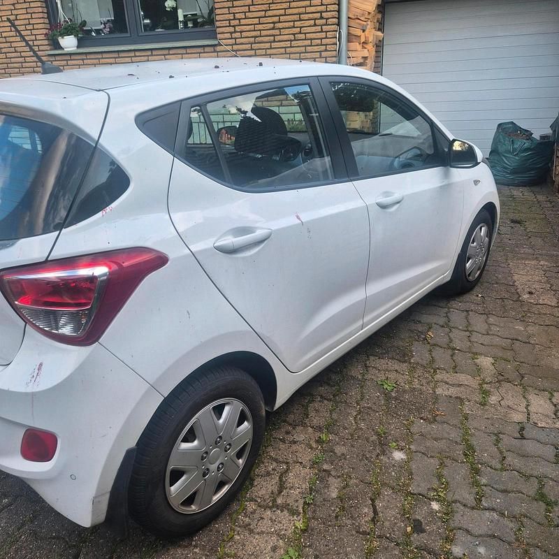 Gebraucht Hyundai i10 67 PS (49 kW) 2015 Weiß Kleinwagen
