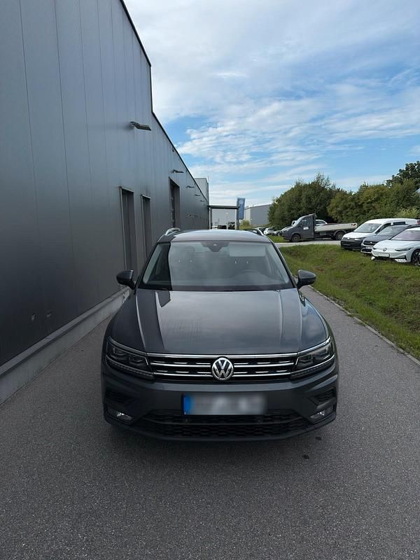 Grau Gebraucht 2019 VW Tiguan SUV | 16.850 € (Etwas zu teuer) - Bild 1/4