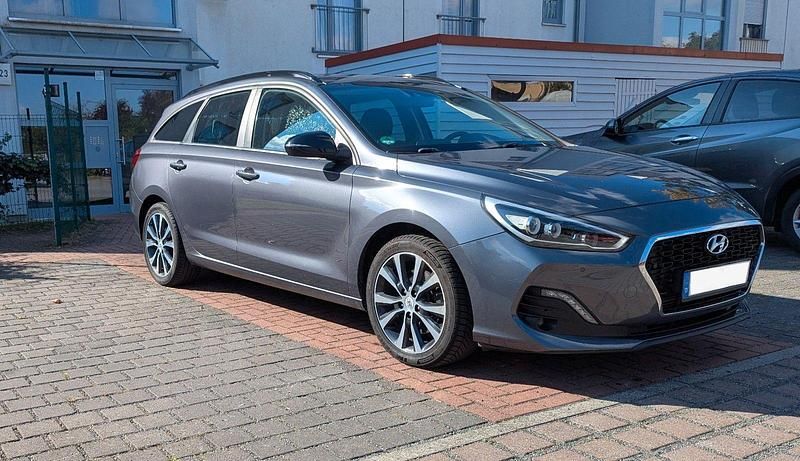 Grau Gebraucht 2019 Hyundai i30 YES! Kombi | 13.990 € (Guter Preis) - Bild 1/4