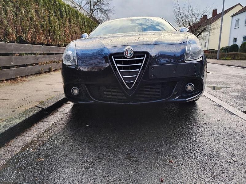 Braun Gebraucht 2015 Alfa Romeo Giulietta Turismo Kleinwagen | 9.700 € (Etwas zu teuer) - Bild 1/4