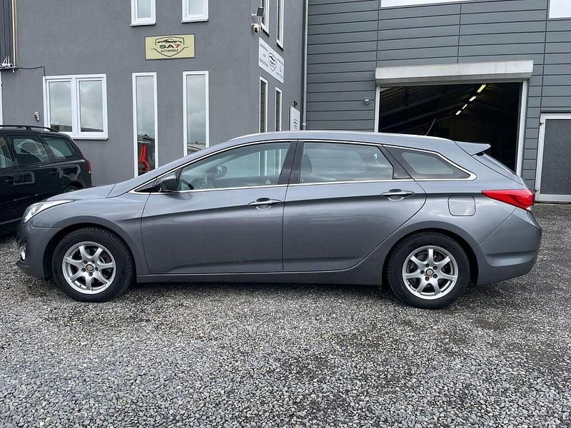 Silber Gebraucht 2012 Hyundai i40 Style Kombi | 4.490 € (Etwas zu teuer) - Bild 1/4