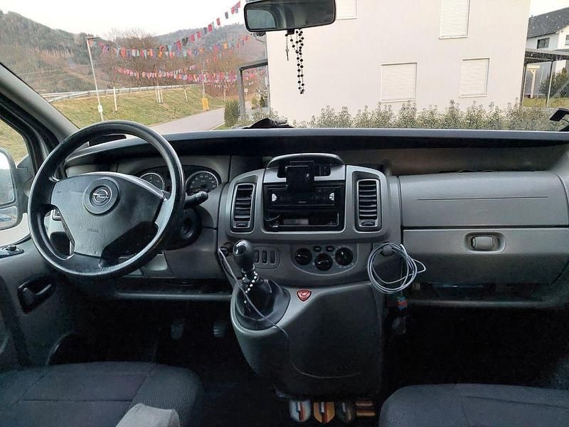 Gebraucht Opel Vivaro 114 PS (83 kW) 2010 Silber Van / Kleinbus