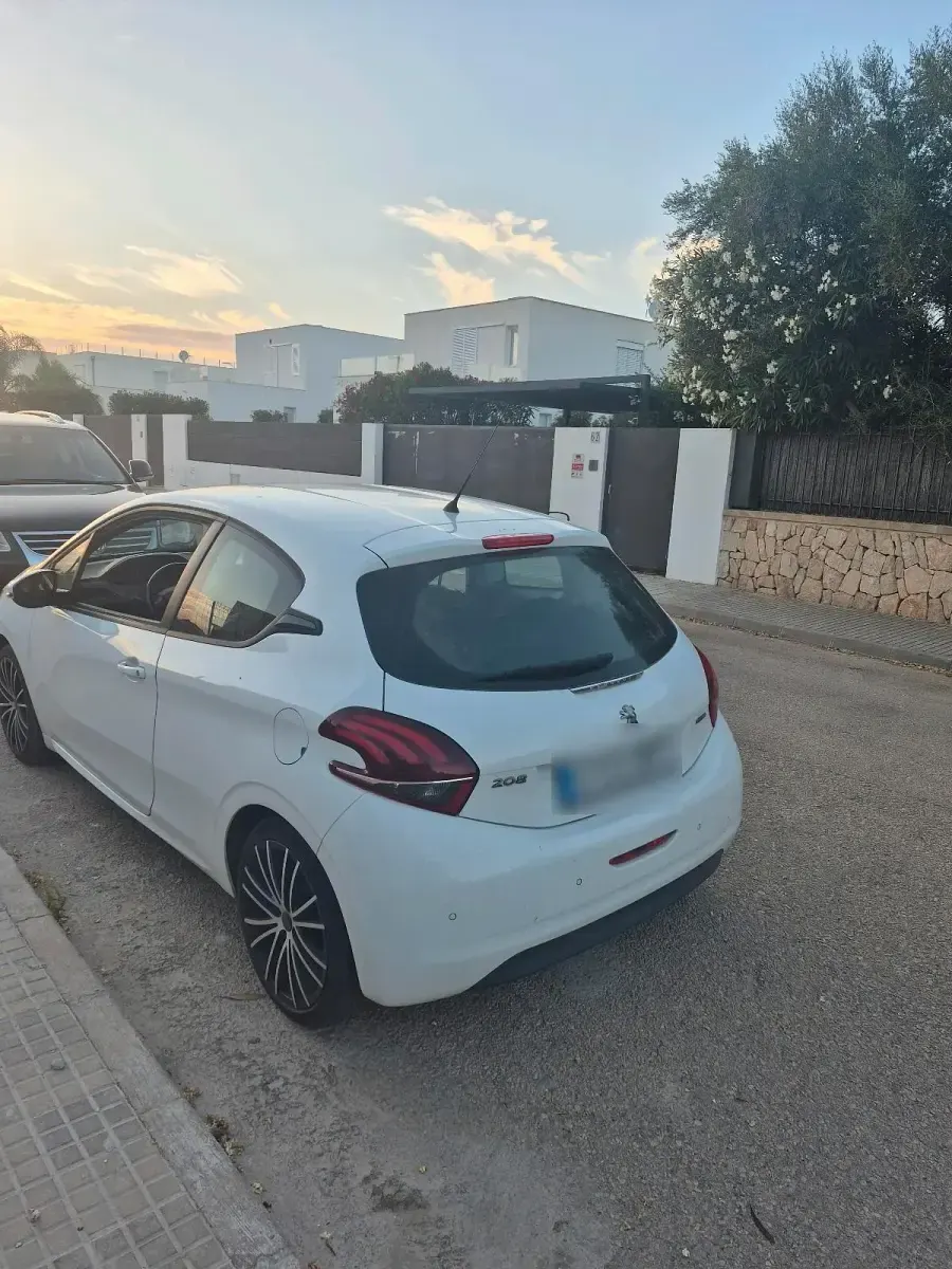 Gebraucht Peugeot 208 70 PS (51 kW) 2017 Weiß Kleinwagen