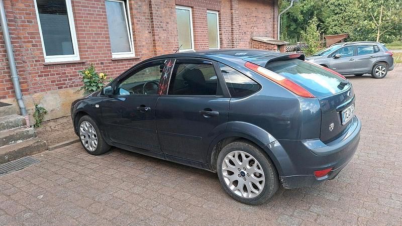 Grau Gebraucht 2007 Ford Focus Limousine | 2.500 € (Guter Preis) - Bild 1/4
