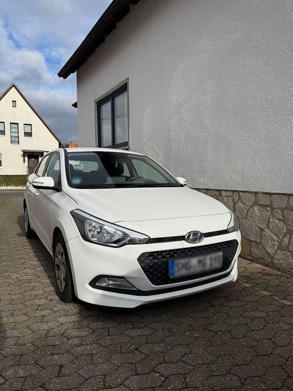 Weiß Gebraucht 2016 Hyundai i20 GO! Limousine | 6.500 € (Fairer Preis) - Bild 1/4