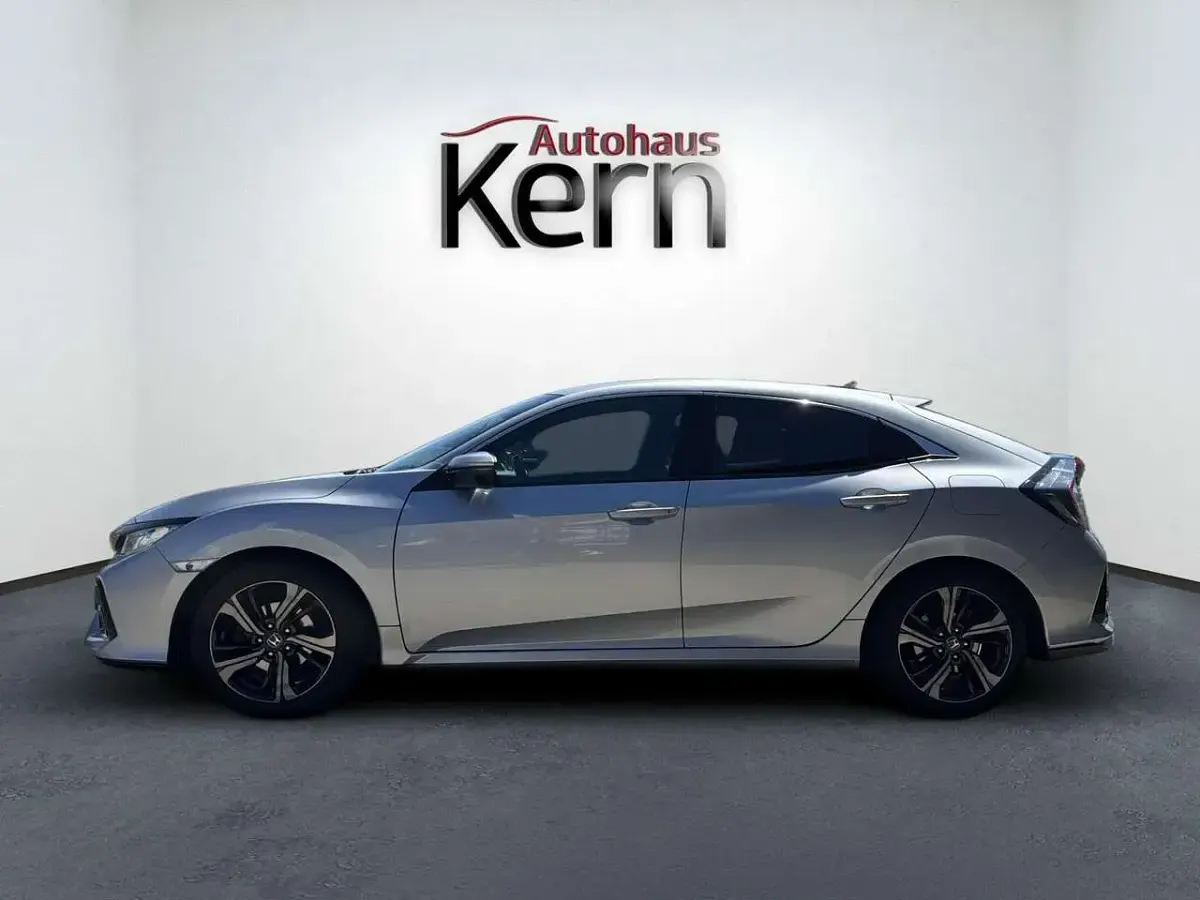 Gebraucht Honda Civic Elegance 129 PS (94 kW) 2017 Lunar silver metallic Kleinwagen