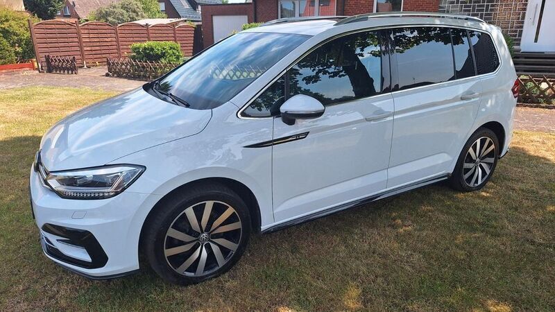 Weiß Gebraucht 2017 VW Touran R-line Van / Kleinbus | 21.500 € (Etwas zu teuer) - Bild 1/4