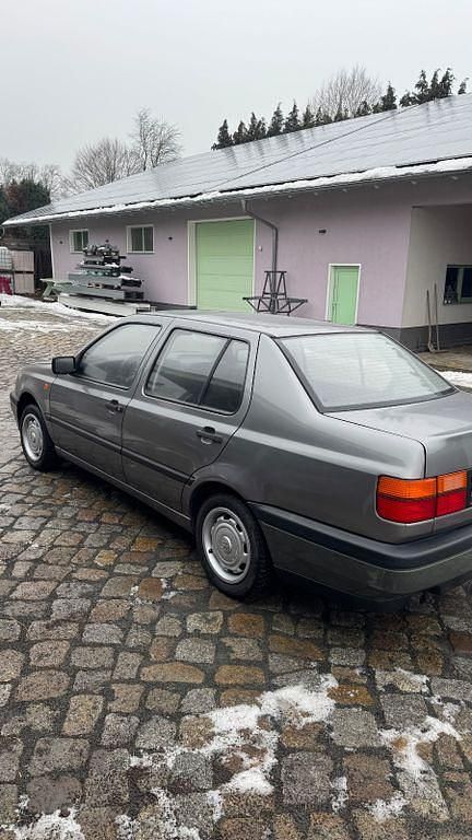 Gebraucht VW Vento 75 PS (55 kW) 1993 Grau Limousine