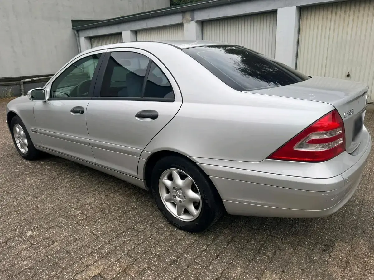 Gebraucht Mercedes C180 143 PS (105 kW) 2003 Silber Limousine