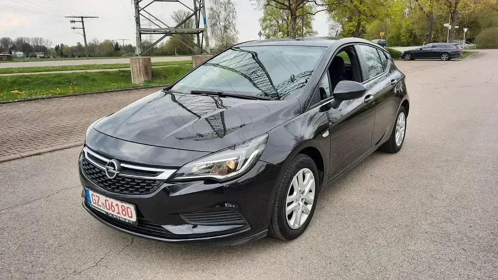Gebraucht Opel Astra Selection 105 PS (77 kW) 2016 Schwarz Limousine