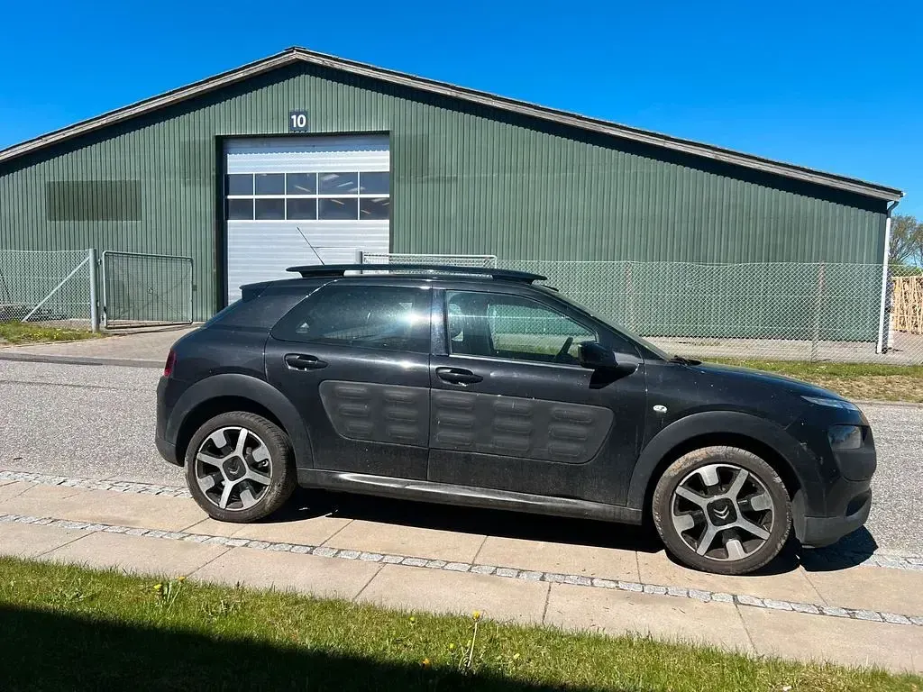Gebraucht Citroën C4 Cactus 99 PS (72 kW) 2015 Schwarz Kleinwagen