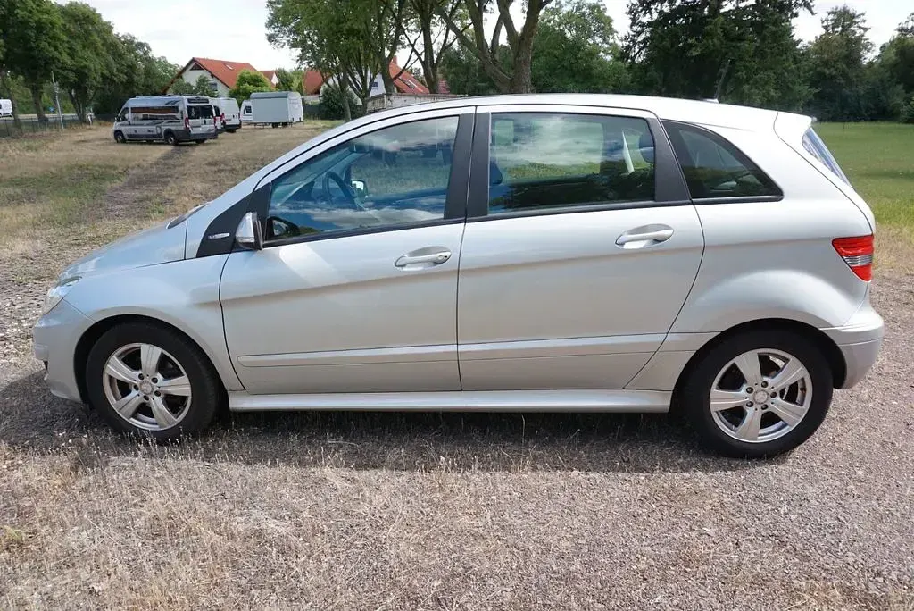 Gebraucht Mercedes B180 116 PS (85 kW) 2009 Silber Van / Kleinbus