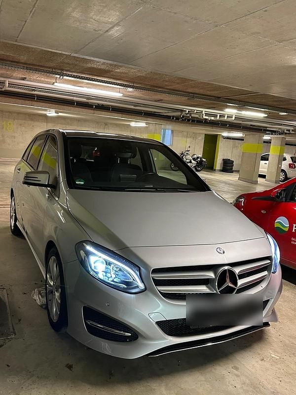 Grau Gebraucht 2015 Mercedes B180 Urban Van / Kleinbus | 16.500 € (Etwas zu teuer) - Bild 1/4