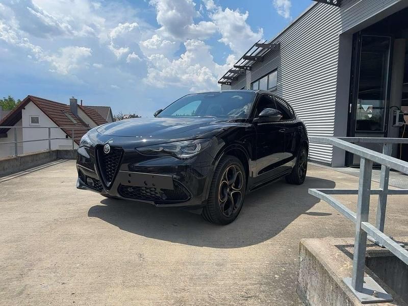 Nero vulcano, metallic Neu 2025 Alfa Romeo Stelvio SUV | 68.290 € (Teuer) - Bild 1/4