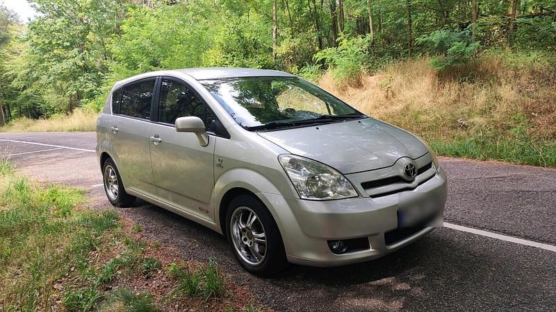 Silber Gebraucht 2004 Toyota Corolla Verso Van / Kleinbus | 3.300 € (Etwas zu teuer) - Bild 1/4
