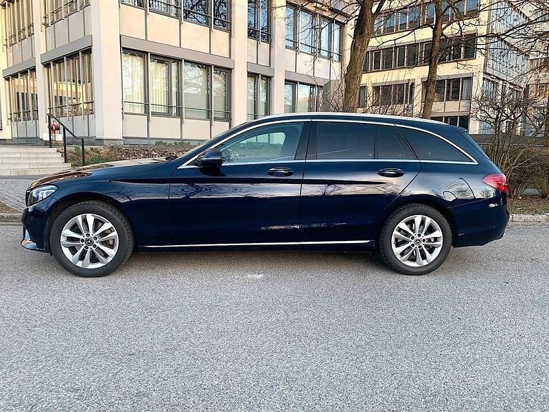 Gebraucht Mercedes C300 258 PS (189 kW) 2020 Blau Limousine