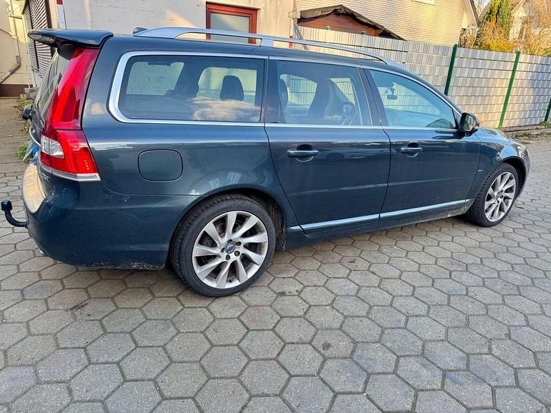Grau Gebraucht 2016 Volvo V70 Summum Kombi | 26.500 € - Bild 1/4