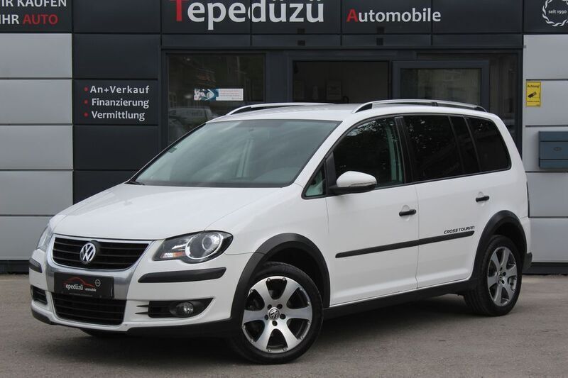 Weiß Gebraucht 2010 VW Touran Cross Van / Kleinbus | 9.499 € (Fairer Preis) - Bild 1/4