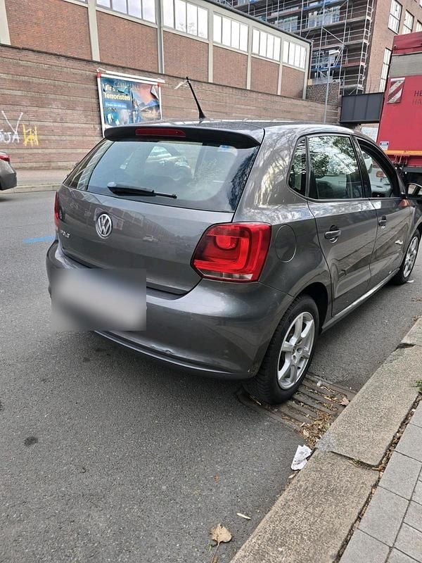 Usado VW Polo 70 HP (51 kW) 2012 Cinzento Citadino