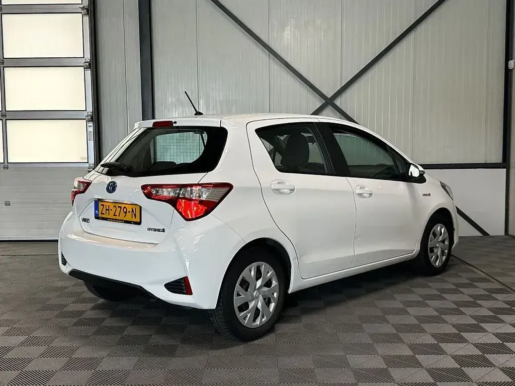 Gebraucht Toyota Yaris Hybrid Active 73 PS (53 kW) 2019 Weiß Limousine
