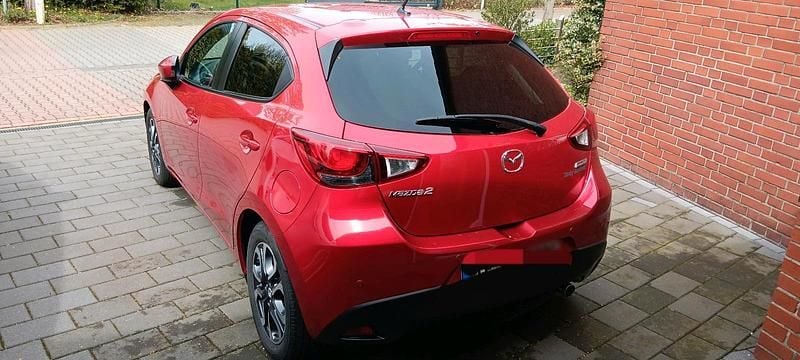 Gebraucht Mazda 2 Nakama 90 PS (66 kW) 2015 Rot Kleinwagen