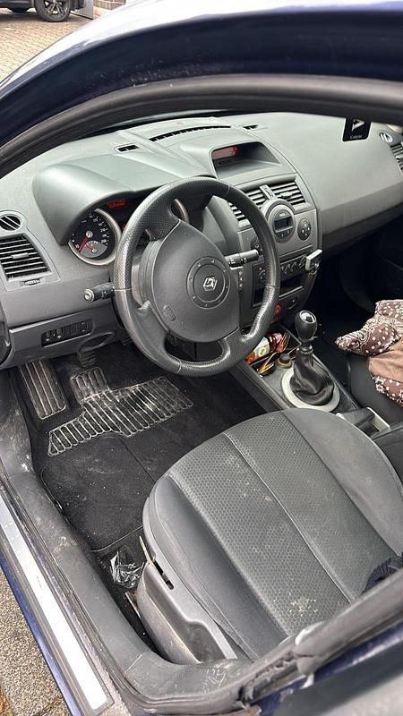 Blau Gebraucht 2005 Renault Mégane II Limousine | 650 € - Bild 1/4