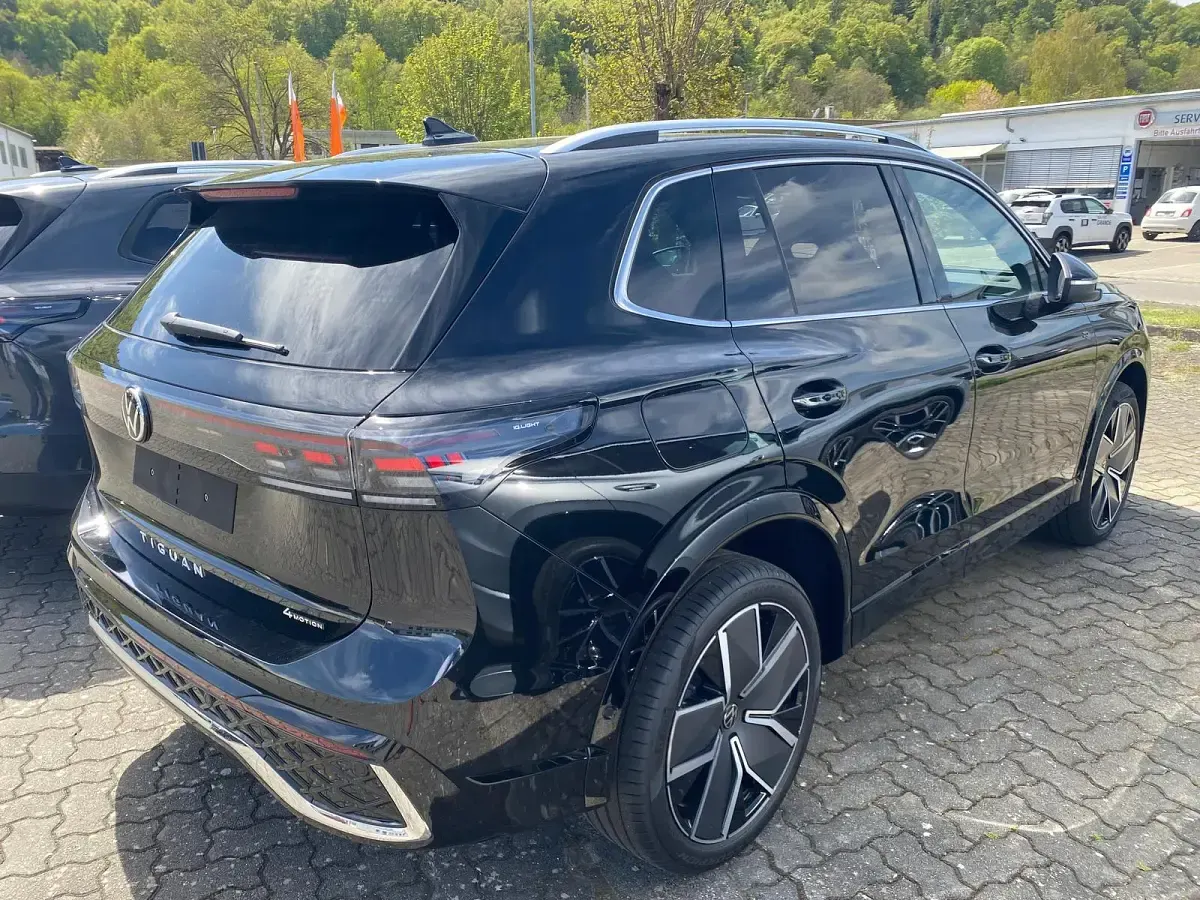 Neu VW Tiguan R-line 193 PS (141 kW) 2025 Grenadillschwarz metallic SUV
