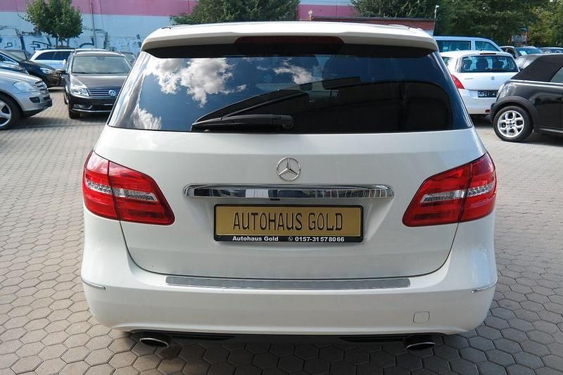 Gebraucht Mercedes B200 136 PS (100 kW) 2012 Weiß Van / Kleinbus