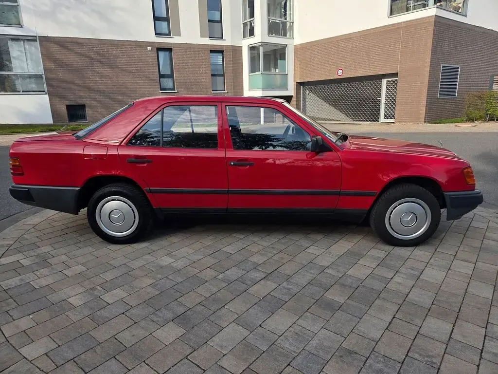Gebraucht Mercedes E300 179 PS (131 kW) 1989 Rot Limousine
