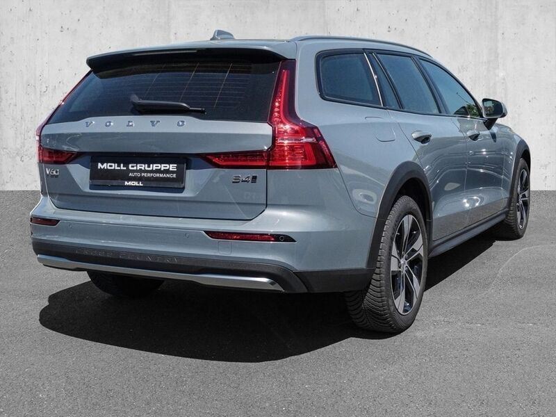 Gebraucht Volvo V60 CC Plus 197 PS (144 kW) 2023 Thunder grey / metallic Kombi