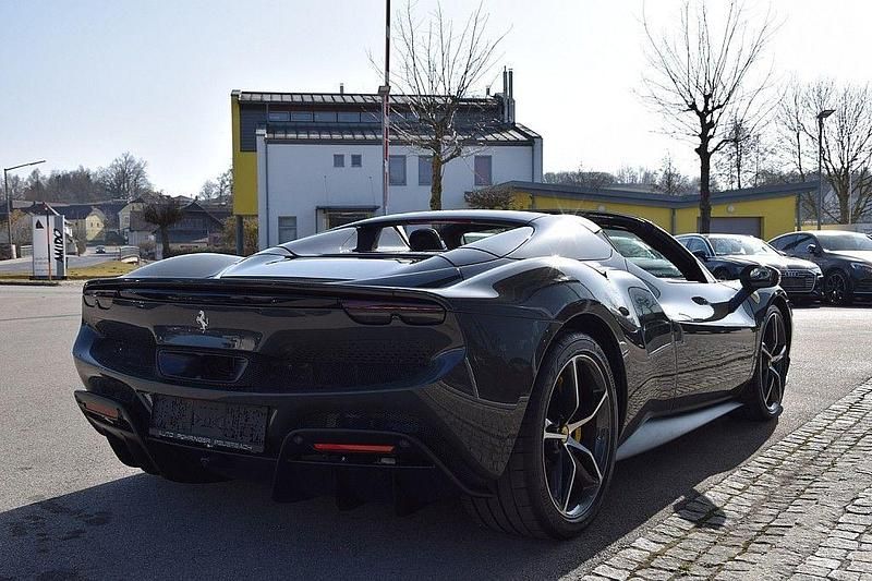 Gebraucht Ferrari 296 829 PS (609 kW) 2025 Grau Cabrio