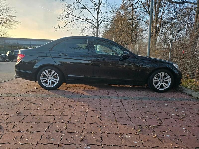 Schwarz Gebraucht 2010 Mercedes C180 Avantgarde Limousine | 12.000 € (Teuer) - Bild 1/4