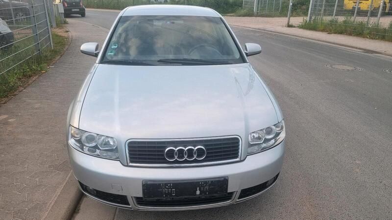 Silber Gebraucht 2002 Audi A4 Limousine | 2.499 € (Guter Preis) - Bild 1/4