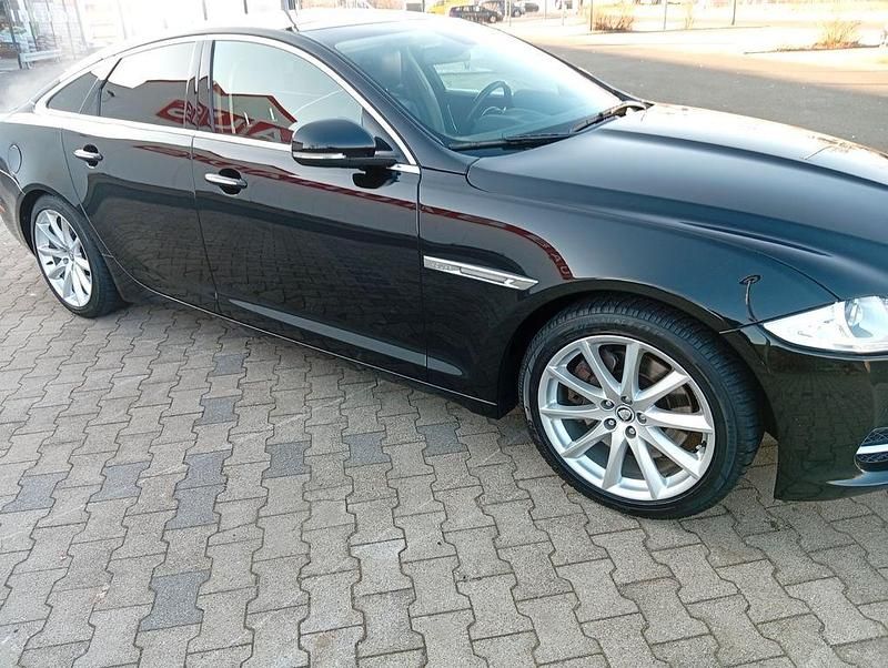 Gebraucht Jaguar XJ Premium Luxury 275 PS (202 kW) 2012 Schwarz Limousine