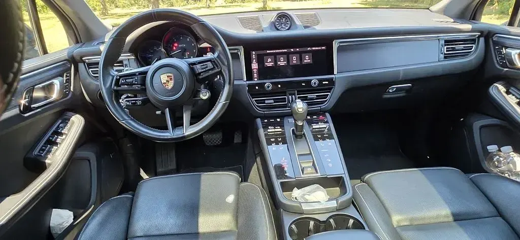 Gebraucht Porsche Macan 441 PS (324 kW) 2023 Tiefschwarzmetallic SUV