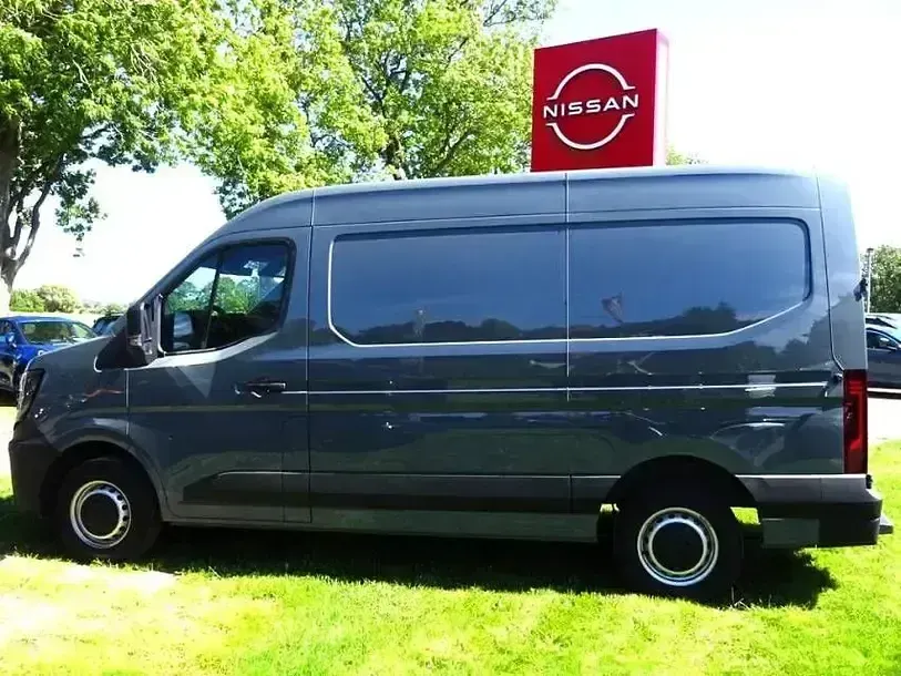 Gebraucht Nissan Interstar N-Connecta 150 PS (110 kW) 2025 Grey urban Van