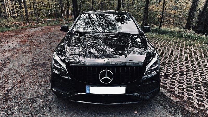 Schwarz Gebraucht 2018 Mercedes CLA200 AMG line Limousine | 21.900 € (Etwas zu teuer) - Bild 1/4