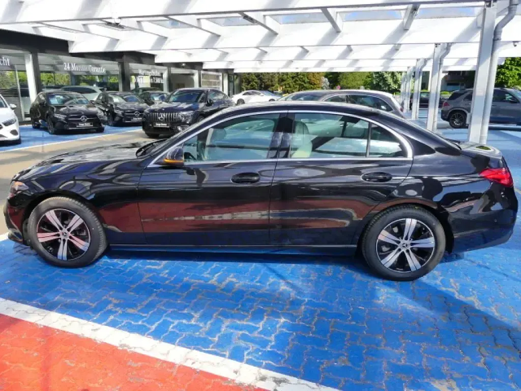 Gebraucht Mercedes C180 Avantgarde 170 PS (125 kW) 2025 Lack obsidianschwarz (metallic) Limousine