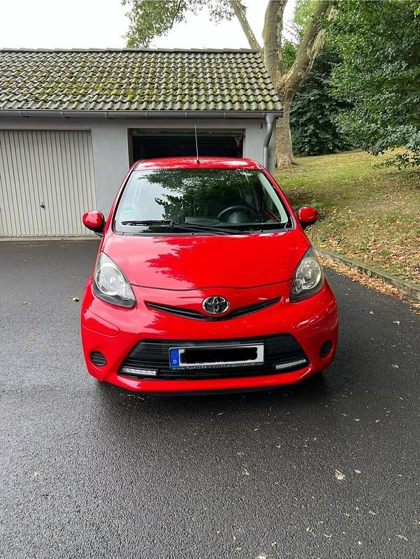Rot Gebraucht 2013 Toyota Aygo Kleinwagen | 2.800 € (Guter Preis) - Bild 1/4