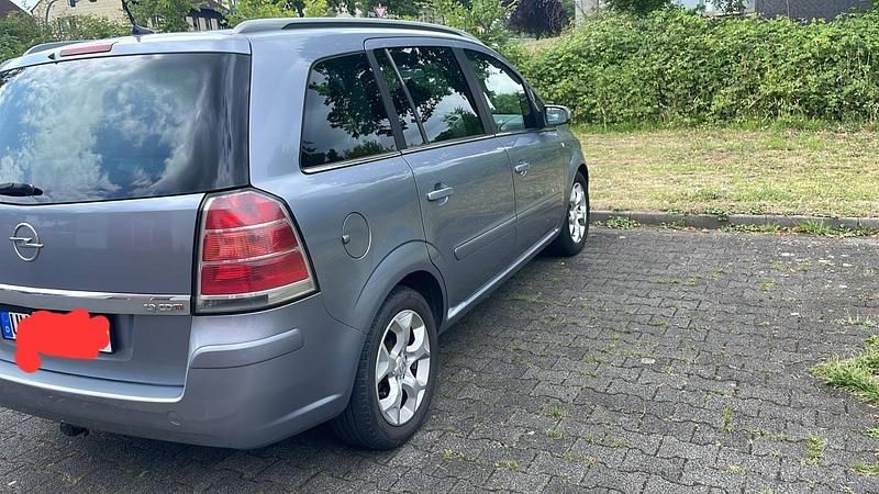 Silber Gebraucht 2005 Opel Zafira Van / Kleinbus | 2.300 € (Teuer) - Bild 1/4