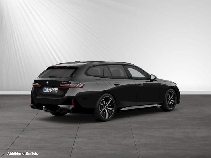 Gebraucht BMW 520 M Sport 208 PS (152 kW) 2025 Black sapphire metallic Kombi
