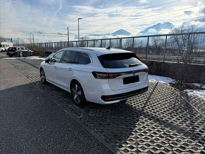 Gebraucht VW Passat Elegance 150 PS (110 kW) 2024 Weiß Kombi