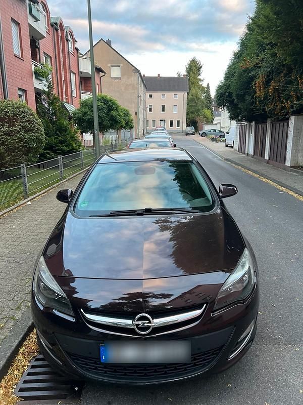 Braun Gebraucht 2013 Opel Astra Limousine | 4.100 € (Guter Preis) - Bild 1/4