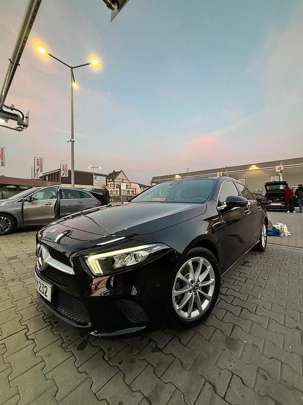 Schwarz Gebraucht 2019 Mercedes A180 Kleinwagen | 18.500 € (Guter Preis) - Bild 1/4