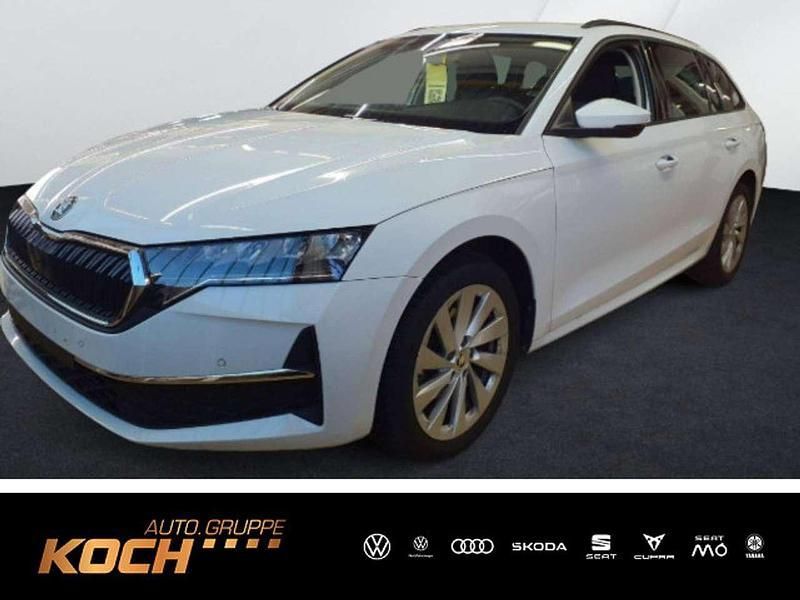 Moonweiss metallic Gebraucht 2024 Skoda Octavia Selection Kombi | 30.930 € (Fairer Preis) - Bild 1/2