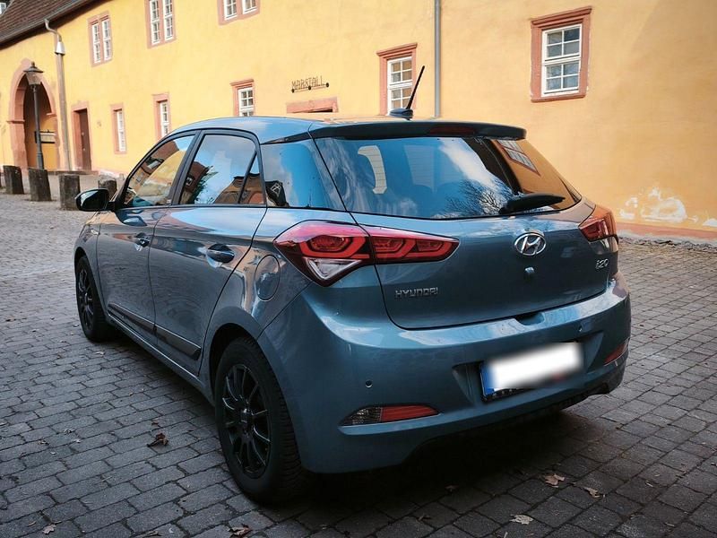 Gebraucht Hyundai i20 Passion 101 PS (74 kW) 2016 Blau Kleinwagen