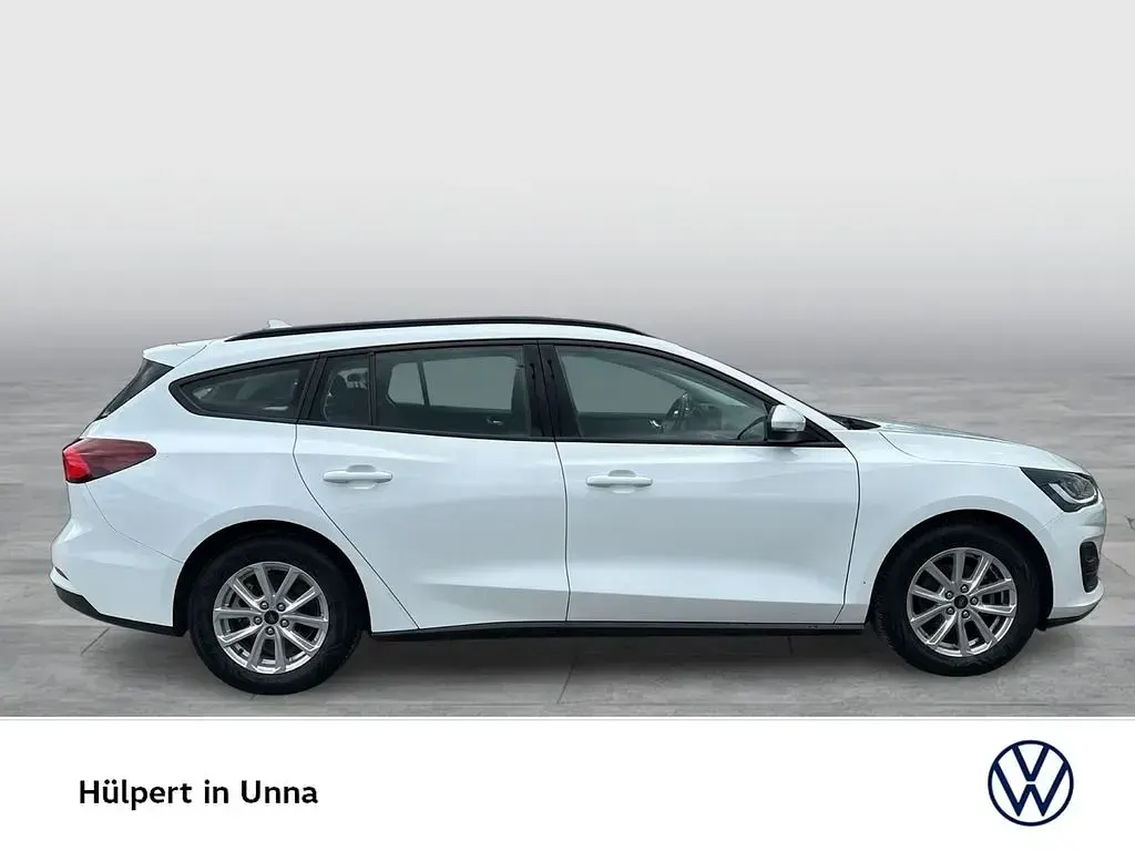 Używany Ford Focus Cool & Connect 125 KM (91 kW) 2022 Biały Sedan/Limuzyna