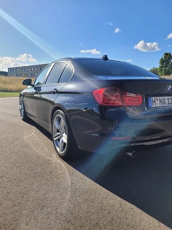 Gebraucht BMW 318 143 PS (105 kW) 2013 Schwarz Limousine